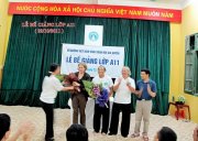 Đại diện võ đường tặng hoa cho chị Irena - vợ Huấn luyện viên Nguyễn Văn Oanh (VĐ Đại Nghĩa VXNG Ba Lan)